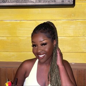 Meet your Posher, Muna